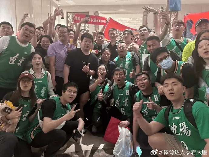 辽宁客场击败广东 扳平比分 赛后杨主任与球迷合影