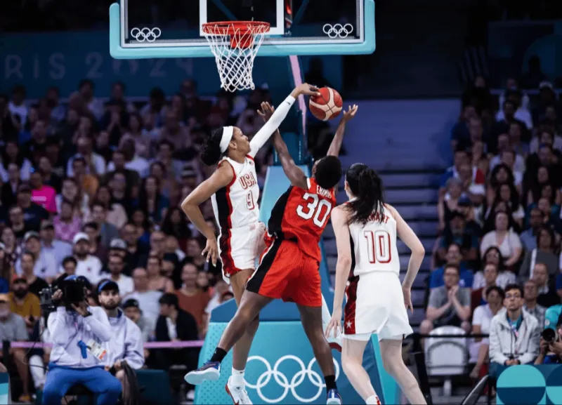 当之无愧的MVP！美国队的阿贾·威尔逊和斯图尔特上半场拿下31分